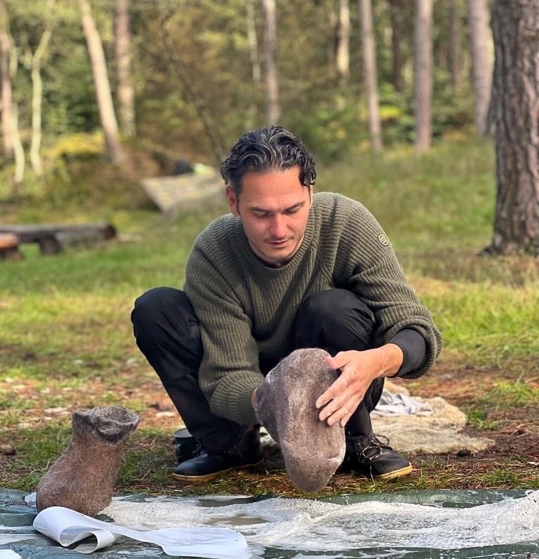 Niels Janssen op een open plek in het bos tijdens veldwerk in Noorwegen